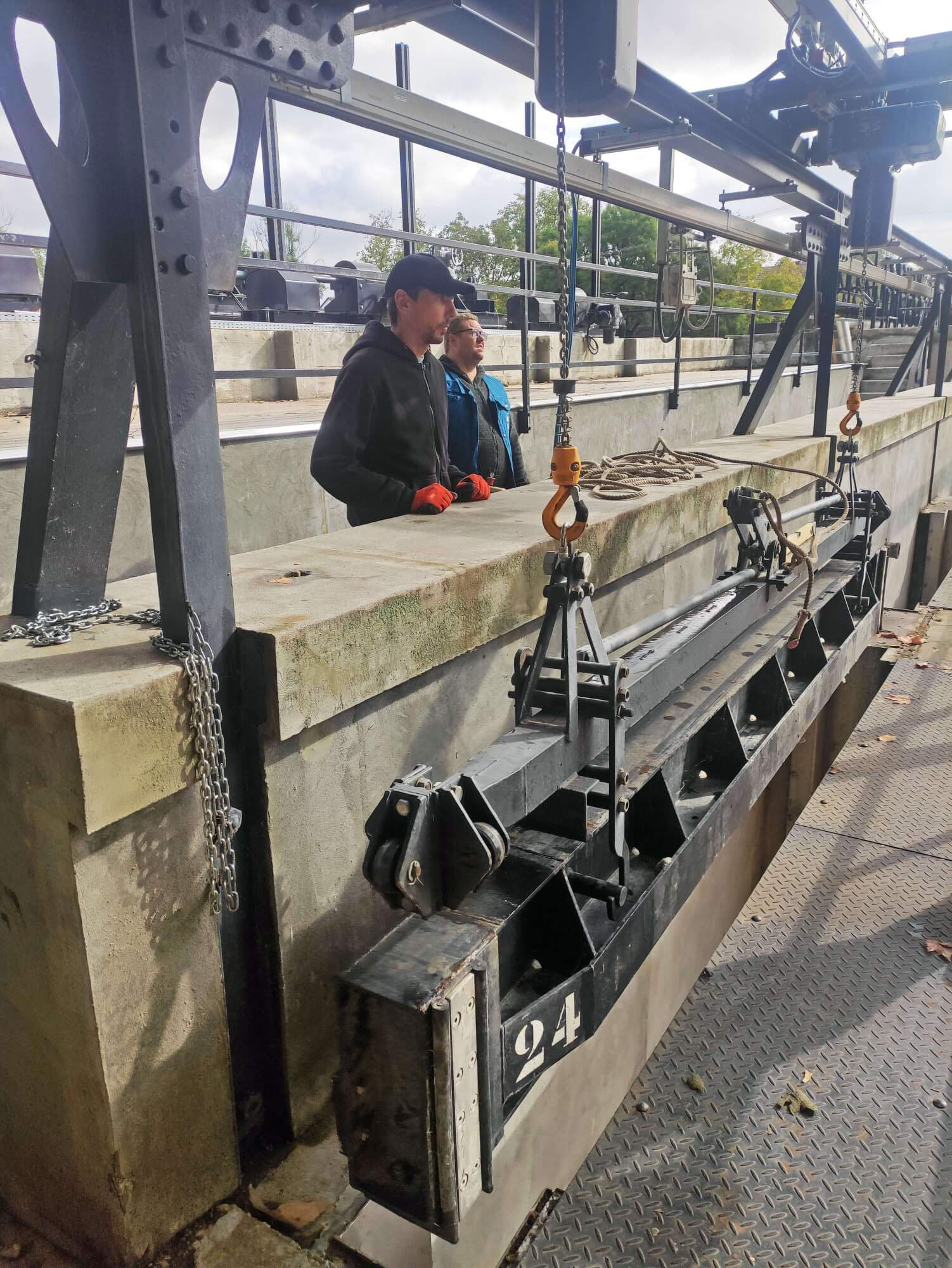 A kép tartalma: Betétgerenda beemelése a Deák Ferenc-zsilipen