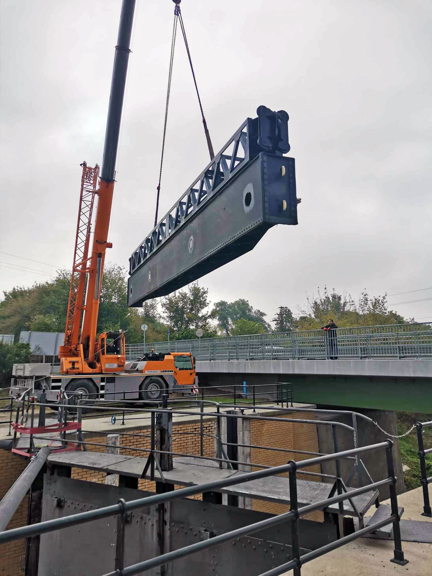 A kép tartalma: Betétgerenda beemelése a Deák Ferenc-zsilipen