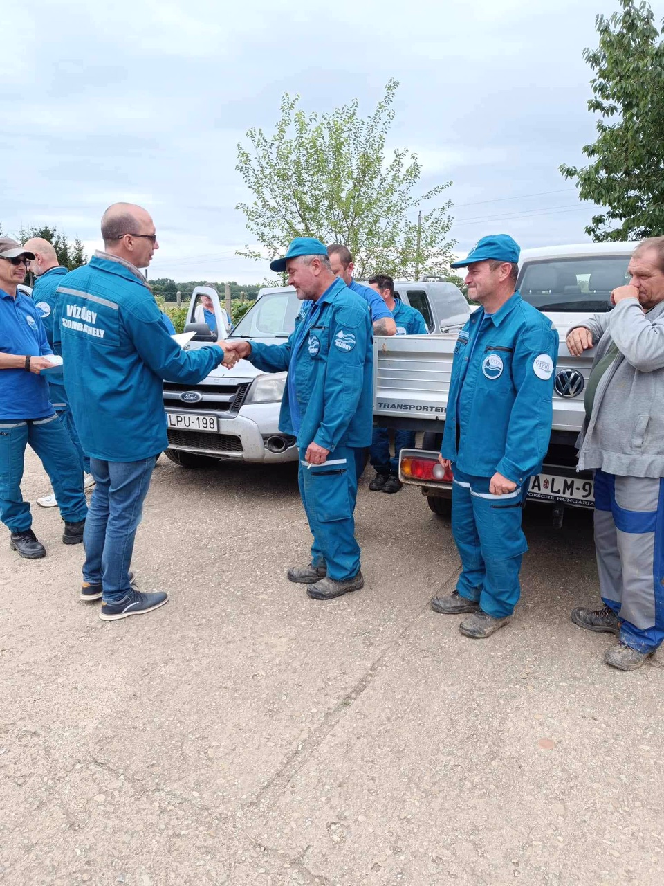 A kép tartalma: Busa Tamás főmérnök fejezi ki köszönetét Vargacz Andrásnak (DDVIZIG)