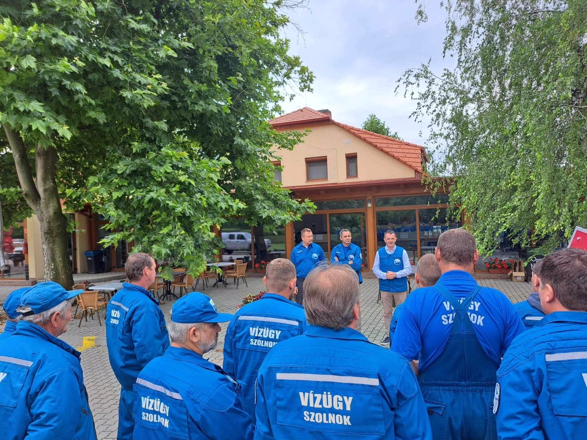 A kép tartalma: Németh József igazgató (NYUDUVIZIG) köszönetet monda a hazainduló szolnoki kollégáknak