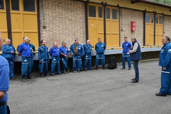 Kép a segítségnyújtásra indulók eligazításáról