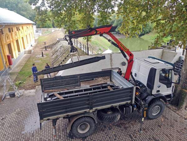 A kép tartalma: Betétgerenda beemelése a Deák Ferenc-zsilipen