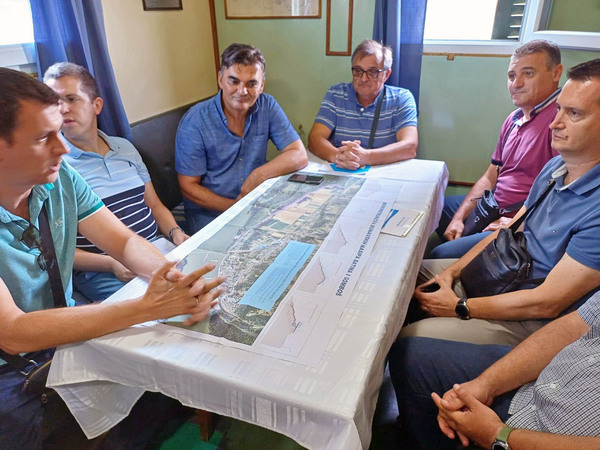 A képen látható: egyeztetés a bejáráson