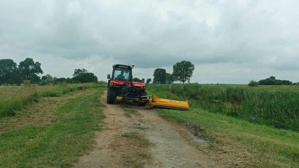A képen látható: AEBI TT281 önjáró kaszálógép